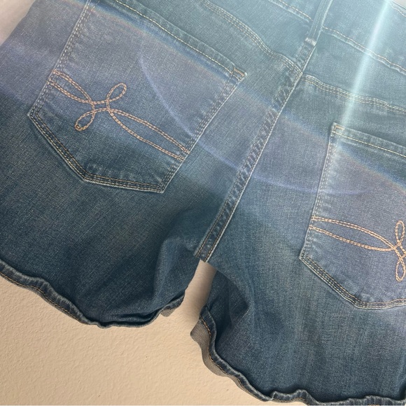 Denizen from Levi's Women's Classic Blue Jean Shorts - Picture 9 of 10